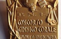 Splendido e grande distintivo fascista del 1940 per concorso ginnico corale colonie estive in patria vers. oro