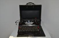 Rarissima macchina da scrivere tedesca ww2 con tasto ss e sua custodia prod. GROMA n.3