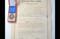 Rarissima medaglia d'argento al valore militare coniata  REGIA ZECCA e nominativa  con scatolina e attestato concessa  ad un ufficiale italiano deceduto in trincea sul monte castellaccio nella grande guerra cod mvarg