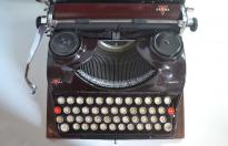 Rarissima macchina da scrivere tedesca seconda guerra mondiale con tasto con rune SS  marca GROMA in bakelite marrone con box e chiave cod ssmac