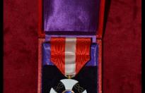 Bellissima croce da Cavaliere Ufficiale dell'Ordine della Corona d'Italia del periodo Umbertino in oro, con la sua scatola originale. cod cavumb