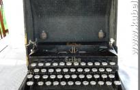 Rarissima macchina da scrivere  nazista  marca ERIKA con tasto con rune ss n. 5