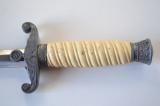Spettacolare rara daga tedesca WW2 da ufficiale della WEHRMACHT manico bianco  completa di agganci e portpee produttore  TIGER  cod tig