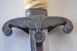 Spettacolare rara daga tedesca WW2 da ufficiale della WEHRMACHT manico bianco  completa di agganci e portpee produttore  TIGER  cod tig