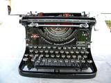 Rarissima macchina da scrivere tedesca ww2 con tasto ss della Groma n.1