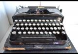Splendida e rara macchina da scrivere tedesca con rune SS e custodia cod DE90