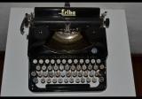 Splendida e rara macchina da scrivere tedesca con rune SS cod eriks